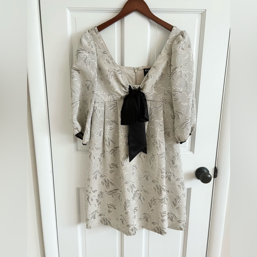 BCBG holiday bow dress puff sleeves size 4